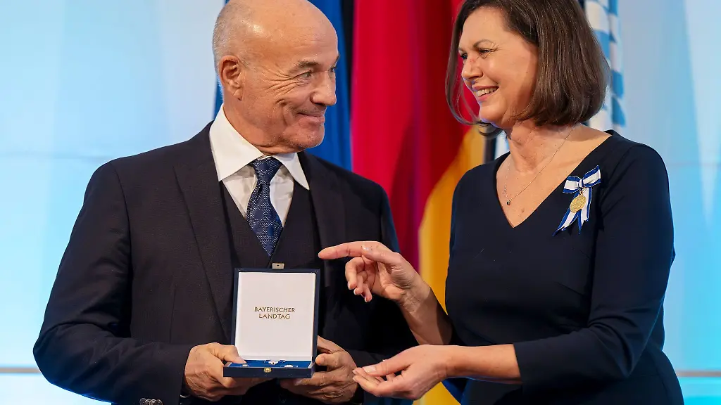 Bayerischer-Verfassungsorden-fuer-Heiner-Lauterbach