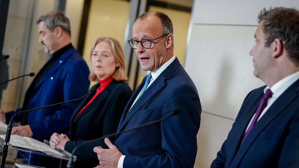 13-11-2025-Berlin-Markus-Soeder-l-r-CSU-Vorsitzender-und-Ministerpraesident-von-Bayern-Baerbel-Bas-SPD-Bundesministerin-fuer-Arbeit-und-Soziales-und-SPD-Parteivorsitzende-Bundeskanzler-Friedrich-Merz-CDU-und-Lars-Klingbeil-SPD-Bundesminister-der-Finanzen-Vizekanzler-und-SPD-Bundesvorsitzender-geben-am-Rande-des-Koalitionsausschusses-eine-Pressekonferenz