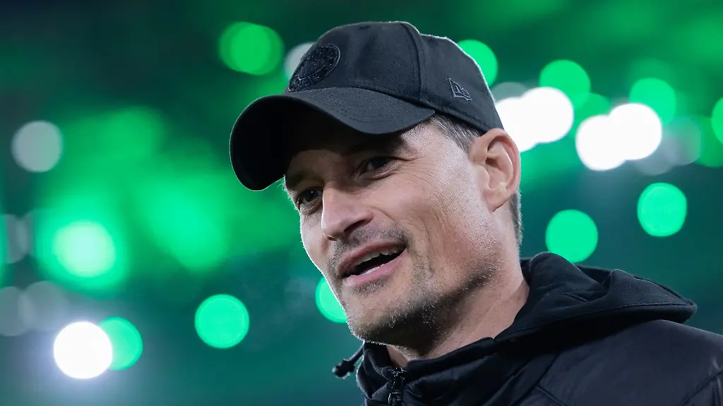 Trainer-Alexander-Blessin-und-der-FC-St-Pauli-sind-am-Samstag-beim-1-FC-Koeln-gefordert