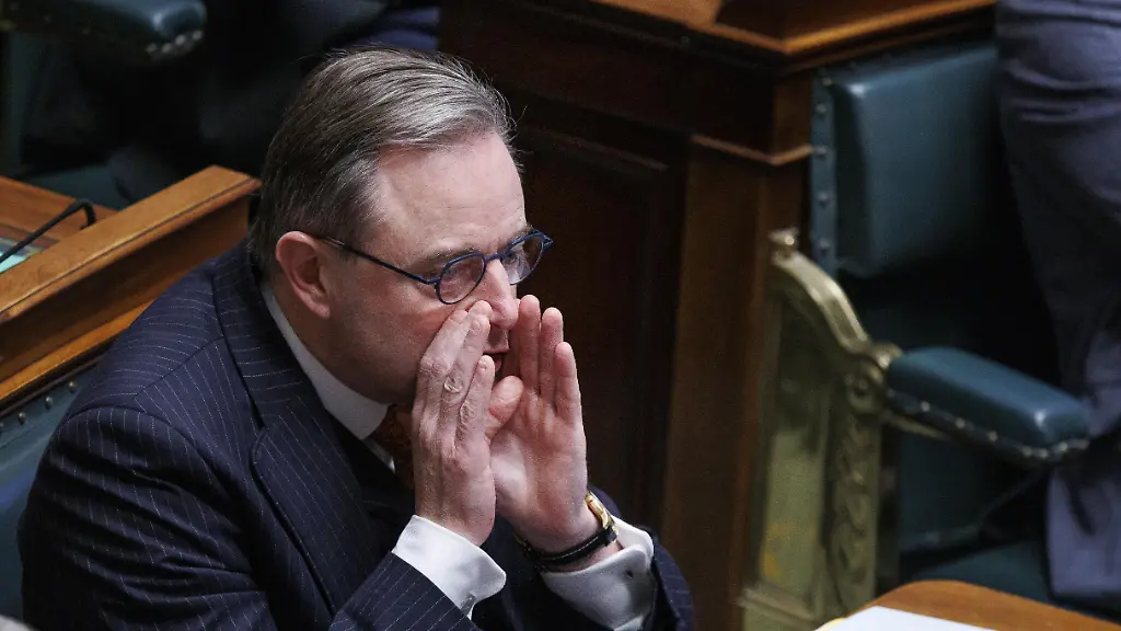 Prime-Minister-Bart-De-Wever-pictured-during-the-debate-on-the-government-s-statement-at-a-plenary-session-of-the-Chamber-at-the-federal-parliament-in-Brussels-Friday-28-November-2025