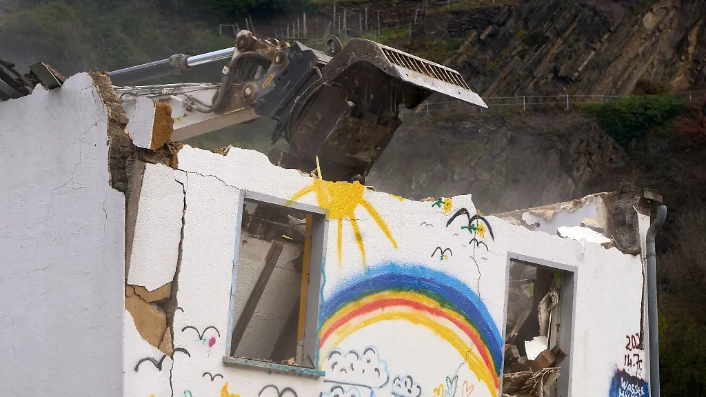 Ein-Bagger-reisst-das-Mauerwerk-ein