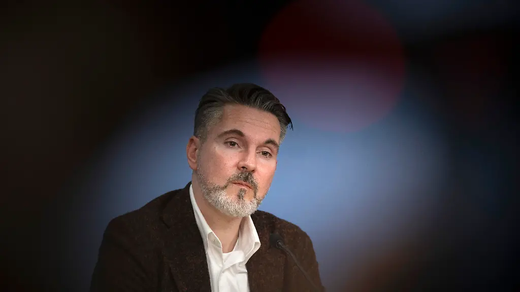 DEU-Deutschland-Germany-Berlin-10-11-2025-Fabio-De-Masi-designierter-Parteivorsitzender-der-Partei-Buendnis-Buendnis-BSW-Sahra-Wagenknecht-waehrend-der-Pressekonferenz-zur-Aufgabe-Ruecktritt-vom-Parteivorsitz-und-Neuaufstellung-des-BSW-unter-dem-Thema-personelle-Neuaufstellung-des-Parteipraesidiums-und-der-Parteifuehrung-im-Tagungszentrum-im-Haus-der-Bundespressekonferenz-in-Berlin-Deutschland-Beim-BSW-Bundesparteitag-in-Magdeburg-Anfang-Dezember-soll-die-neue-Parteifuehrung-gewaehlt-werden-en-Fabio-De-Masi-designated-party-chairman-of-the-Buendnis-Buendnis-BSW-Sahra-Wagenknecht-party-alliance-during-a-press-conference-on-the-Resignation-from-party-chairmanship-and-restructuring-of-the-BSW-focusing-on-the-personnel-changes-to-the-party-presidium-and-leadership-at-the-conference-center-in-the-Federal-Press-Conference-building-in-Berlin-Germany-The-new-party-leadership-is-to-be-elected-at-the-BSW-federal-party-conference-in-Magdeburg-at-the-beginning-of-December