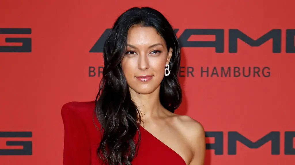 Rebecca-Mir-beim-Grand-Opening-des-AMG-Brand-Center-Hamburg-am-Friedrich-Ebert-Damm-115-Hamburg-18-09