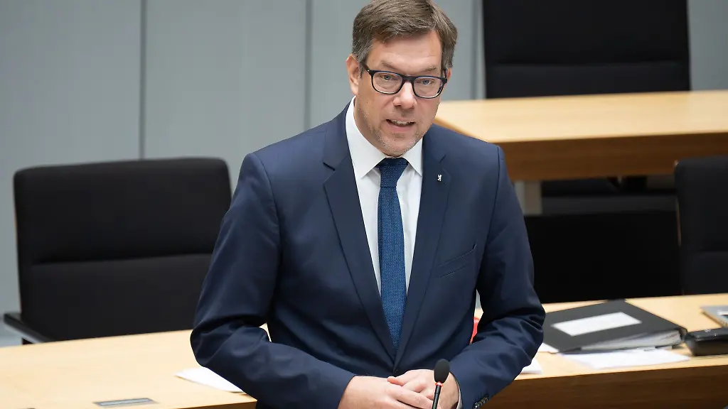 Christian-Hochgrebe-SPD-spricht-in-einer-Plenarsitzung-des-Berliner-Abgeordnetenhauses-ueber-die-diesjaehrigen-Boeller-Verbotszonen