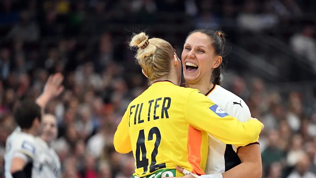 Handball-Frauen-WM-Montenegro-Deutschland-Hauptrunde-Gruppe-2-2-Spieltag-Katharina-Filter-l-Deutschland-und-Xenia-Smits-Deutschland-bejubeln-ein-Tor