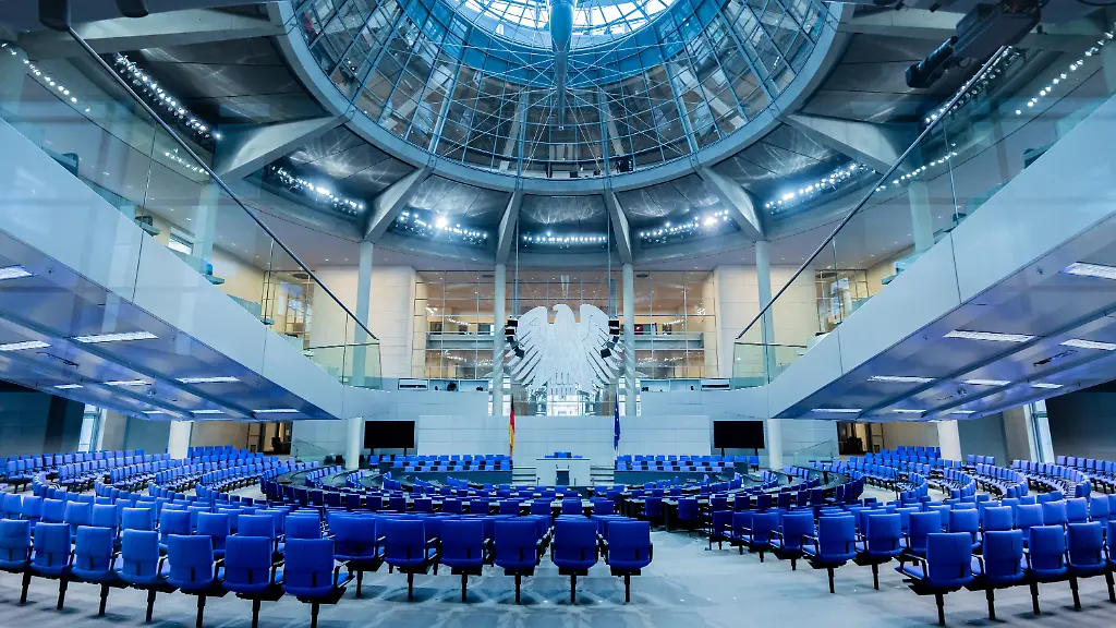 Blick-in-den-Plenarsaal-des-Bundestags-vor-Beginn-der-Fraktionssitzung-im-Bundestag-In-der-entscheidenden-Abstimmung-im-Rentenstreit-braucht-die-Regierungskoalition-eine-Mehrheit