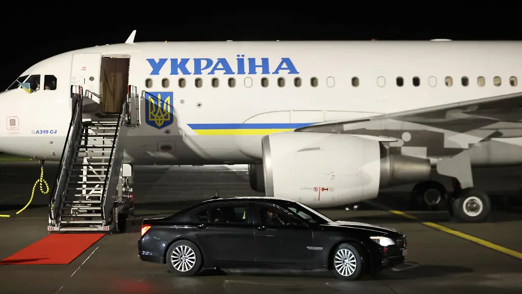 Der-ukrainische-Praesident-Wolodymyr-Selenskyj-und-seine-Frau-Olena-Selenska-fahren-nach-der-Ankunft-auf-dem-Dubliner-Flughafen-davon
