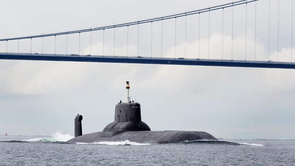 Das-russische-Atom-U-Boot-TK-208-Dmitri-Donskoj-faehrt-am-21-07-2017-bei-Korsoer-Daenemark-durch-die-Meeresstrasse-Grosser-Belt-Das-Atom-U-Boot-faehrt-mit-drei-anderen-russischen-Kriegsschiffen-durch-daenische-Gewaesser-um-am-russischen-Tag-der-Marine-in-St-Petersburg-teilzunehmen