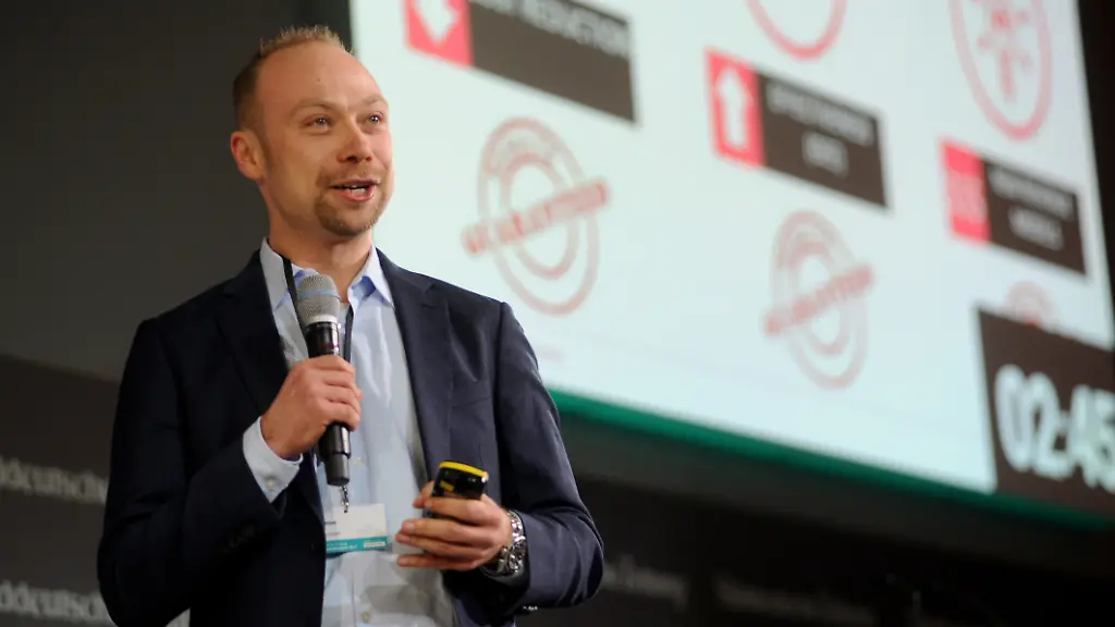 Start-up-Pitch-Gipfelstuermer-2017-Beim-Wirtschaftsgipfel-der-Sueddeutschen-Zeitung-im-Berliner-Hotel-Adlon-werden-die-besten-deutschen-Gruender-ausgezeichnet-Sechs-Gruender-praesentieren-ihre-Ideen-die-Kongressteilnehmer-entscheiden-per-App-ueber-den-Sieger-Relayr-vertreten-durch-CEO-Josef-Brunner-war-unter-den-Finalisten