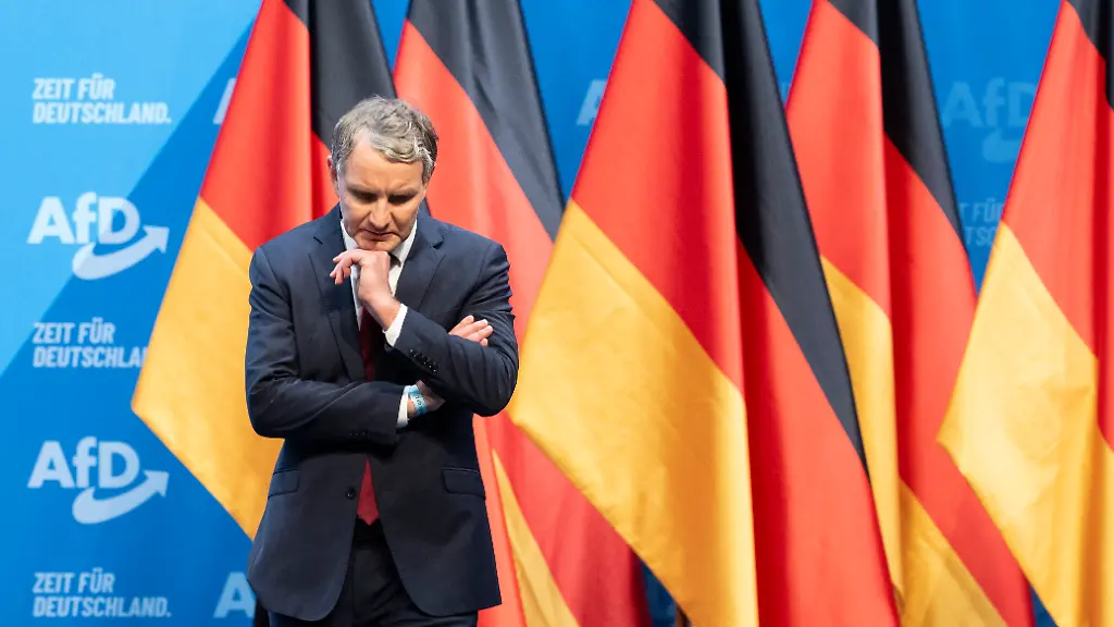 Bjoern-Hoecke-AfD-Fraktionsvorsitzender-in-Thueringen-steht-auf-dem-Bundesparteitag-seiner-Partei-auf-der-Buehne-In-Riesa-will-die-AfD-ihr-Wahlprogramm-beschliessen