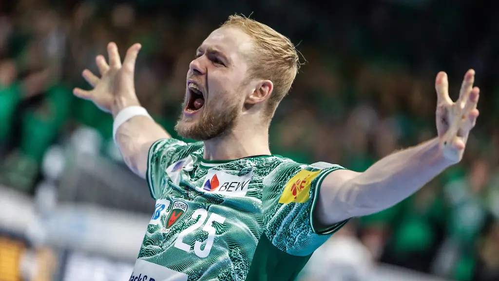 Handball-Bundesliga-Fuechse-Berlin-THW-Kiel-12-Spieltag-Max-Schmeling-Halle-Matthes-Langhoff-Fuechse-Berlin-jubelt-nach-dem-Sieg