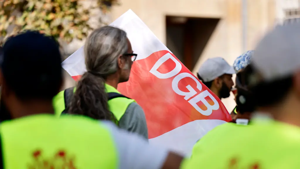 Beschaeftigte-von-Lieferando-mit-gelben-Westen-und-DGB-Fahnen-nehmen-in-Koeln-an-einer-Protest-Kundgebung-teil-Der-Lieferdienst-hat-angekuendigt-etwa-2000-Fahrer-entlassen-zu-wollen-Deren-Arbeit-sollen-kuenftig-Beschaeftigte-in-Subunternehmen-uebernehmen-Koeln-27-08