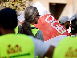 Viele arbeiten länger: Studie: Mehrheit der Deutschen wünscht sich kürzere Arbeitszeiten