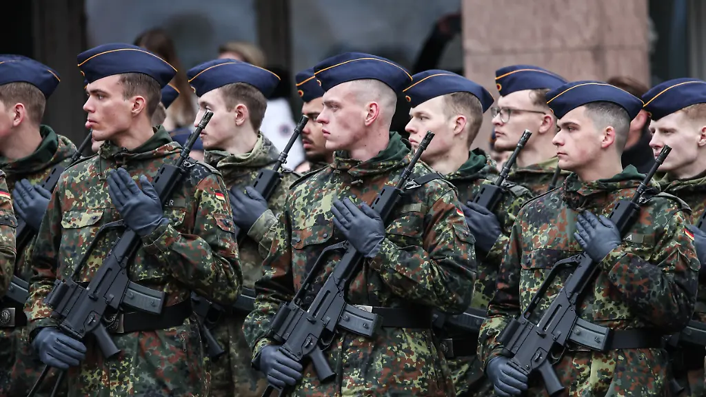 Soldaten-halten-ihre-G36-Gewehre-in-den-Haenden-waehrend-der-Veranstaltung-zum-70-Gruendungstag-der-Bundeswehr-Rund-160-Rekrutinnen-und-Rekruten-des-Luftwaffenausbildungsbataillons-aus-Roth-und-des-Heimatschutzregiments-5-aus-Hessen-mit-Sitz-in-Thueringen-legten-ihren-Diensteid-ab