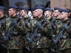 Falls Freiwilligkeit scheitert : Chef des Verteidigungsausschusses will 2027 über Wehrpflicht abstimmen