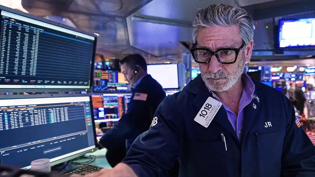 Trader-John-Romolo-works-on-the-floor-of-the-New-York-Stock-Exchange-Tuesday-Dec-2-2025