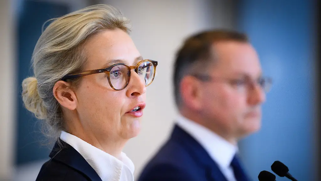 Alice-Weidel-Vorsitzende-der-AfD-Bundestagsfraktion-und-Tino-Chrupalla-Vorsitzender-der-AfD-Bundestagsfraktion-aeussern-sich-vor-der-Sitzung-der-AfD-Bundestagsfraktion-im-Deutschen-Bundestag
