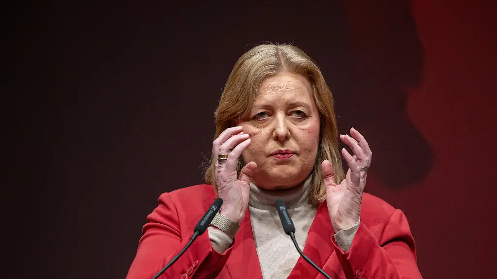 Bundesarbeitsministerin-und-SPD-Parteivorsitzende-Baerbel-Bas-spricht-am-zweiten-Tag-des-Bundeskongresses-der-Jungsozialisten-Jusos-in-Mannheim-Nordrhein-Westfalens-Ministerpraesident-Hendrik-Wuest-hat-an-Bundesarbeitsministerin-Baerbel-Bas-SPD-und-den-Arbeitgeberverband-appelliert-ihre-Unstimmigkeiten-auszuraeumen