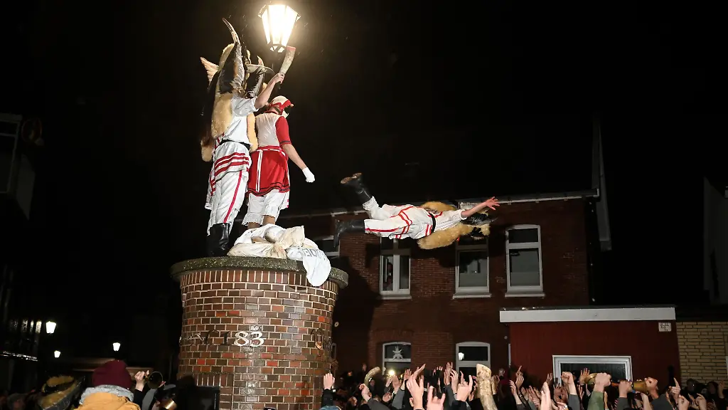 Es-ist-ein-Brauch-bei-dem-junge-Maenner-im-Mittelpunkt-stehen-die-Urspruenge-des-Klaasohm-Festes-liegen-im-Dunkeln