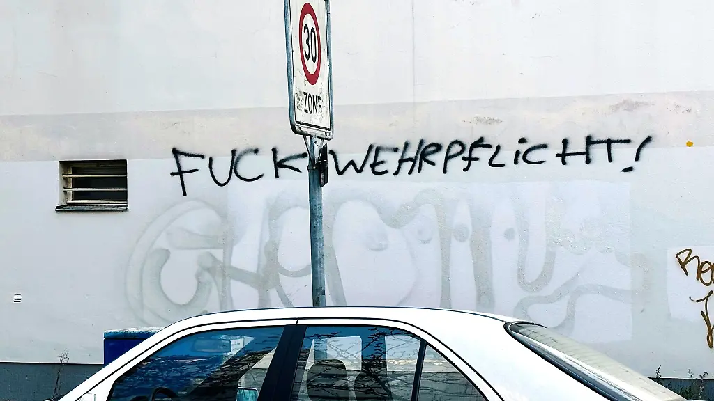 Bei-drei-Demonstrationen-gegen-die-Wehrpflicht-in-Hamburg-erwarten-die-Veranstalter-nach-Polizeiangaben-rund-1-700-Teilnehmerinnen-und-Teilnehmer