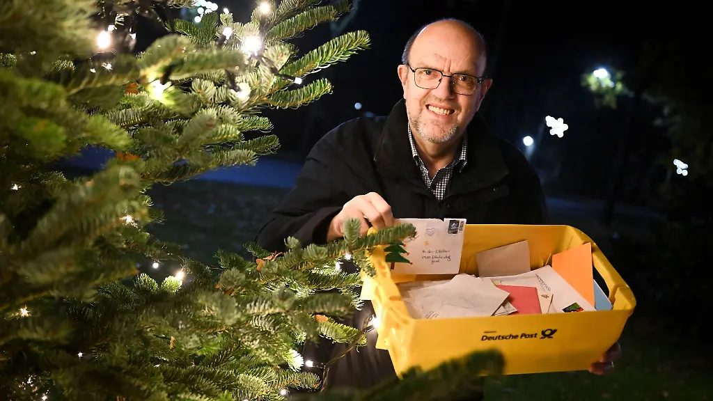 Bereits-im-Laufe-des-Jahres-kommen-Briefe-aus-aller-Welt-bei-Hubert-Weddehage-an