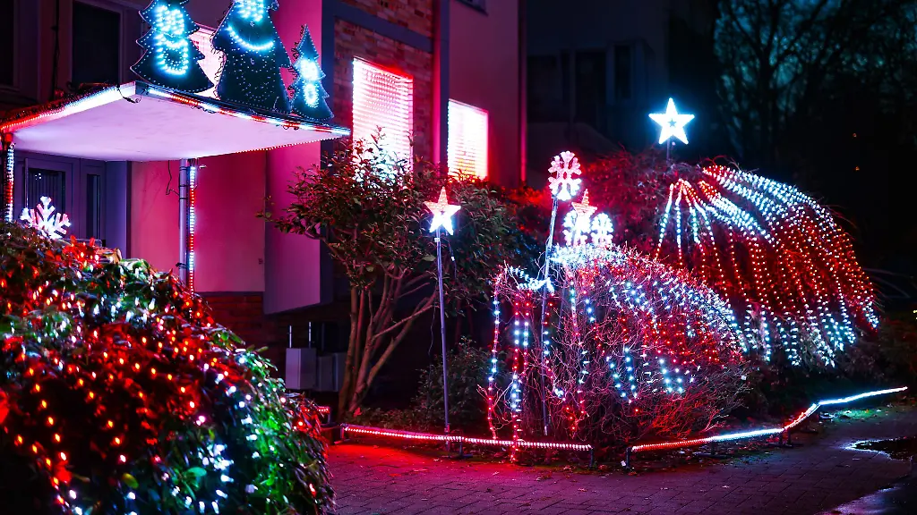 Ein-knallbuntes-LED-Spektakel-zur-Adventszeit