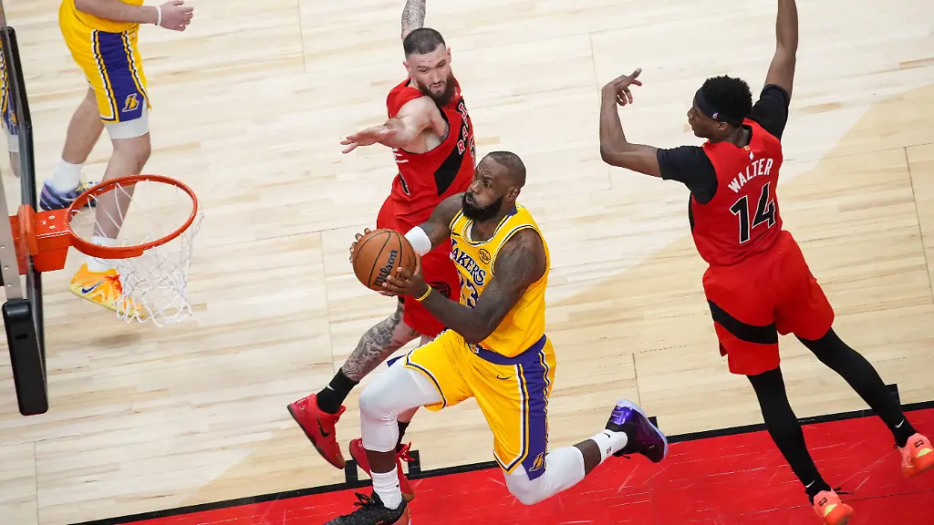 Los-Angeles-Lakers-v-Toronto-Raptors-NBA-Basketball-Herren-USA-TORONTO-CANADA-DECEMBER-4-LeBron-James-23-of-Los-Angeles-Lakers-in-action-during-the-NBA-basketball-game-between-Los-Angeles-Lakers-and-Toronto-Raptors-at-the-Scotiabank-Arena-on-December-4-2025-in-Toronto-Ontario-Canada-Mert-Alper-Dervis-Anadolu-Toronto-Canada-Editorial-use-only-Please-get-in-touch-for-any-other-usage