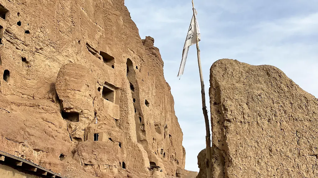 Eine-Taliban-Flagge-weht-nahe-der-Ueberreste-der-von-den-Taliban-gesprengten-Buddha-Statuen-von-Bamian