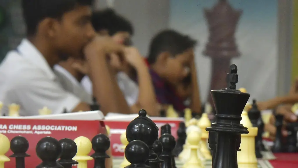 Agartala-Tripura-Indien-27-07-2025-Waehrend-der-Tripura-Inter-School-U17-Open-Selection-Fide-Rating-Teamschachmeisterschaft-im-NSRCC-Netaji-Subhas-Regional-Coaching-Centre-in-Agartala-werden-Schulkinder-beim-Schach-gesehen
