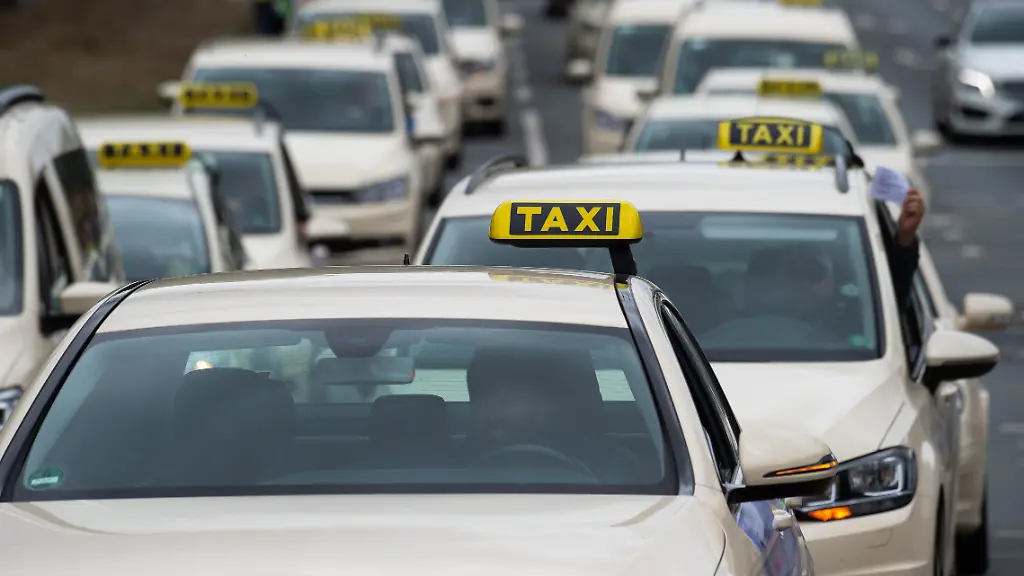 ARCHIV-25-06-2018-Hessen-Kassel-Taxis-fahren-im-Protest-Konvoi-durch-die-Innenstadt-Mit-einem-lautstarken-Autokorso-durch-Wiesbaden-wollen-sich-Taxiunternehmen-aus-Hessen-und-Rheinland-Pfalz-gegen-eine-geplante-Gesetzesreform-wehren