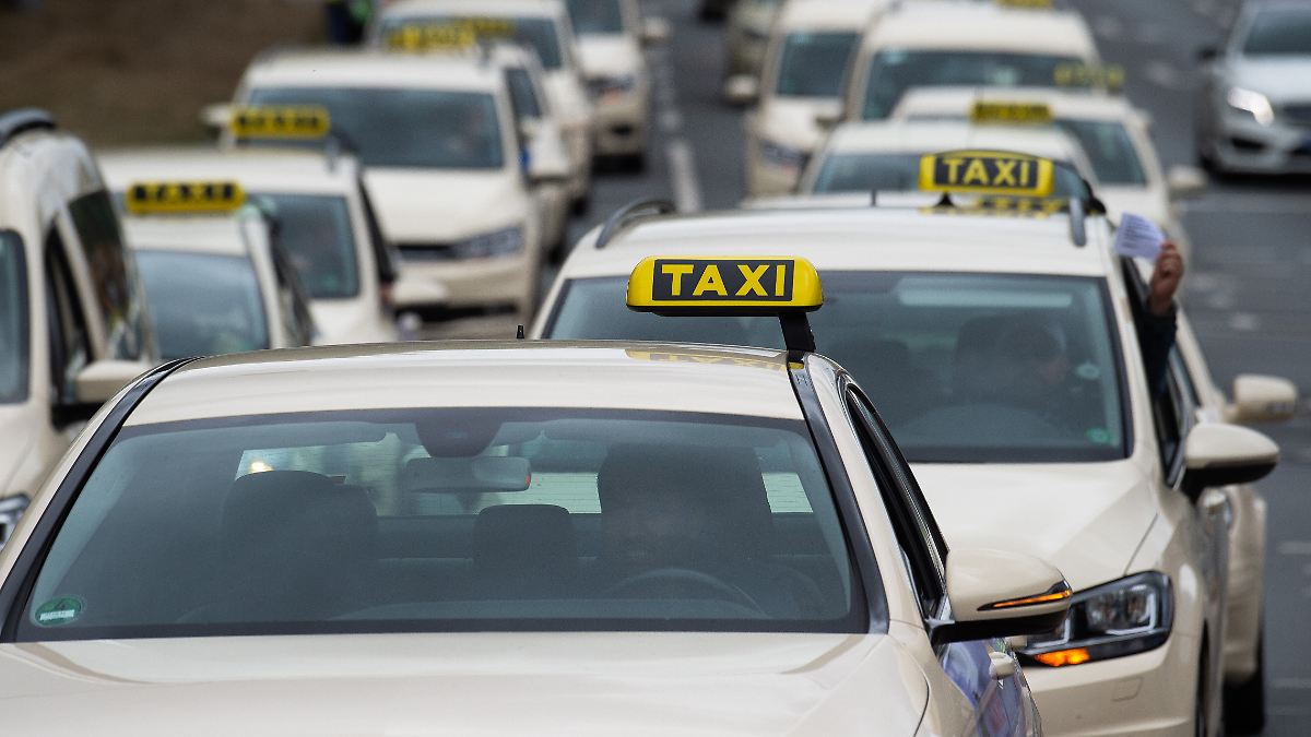 Mann-attackiert-Auto-gestohlen-Betrunkene-Frauen-berfallen-Taxifahrer-in-Wiesbaden