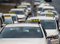 Mann attackiert, Auto gestohlen: Betrunkene Frauen überfallen Taxifahrer in Wiesbaden