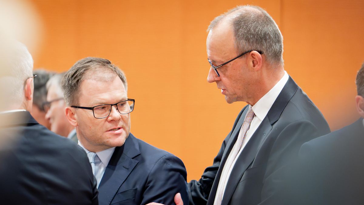 Schneider-ist-der-Partycrasher-Bericht-Umweltminister-stellt-Merz-vor-Ministerpr-sidenten-blo-