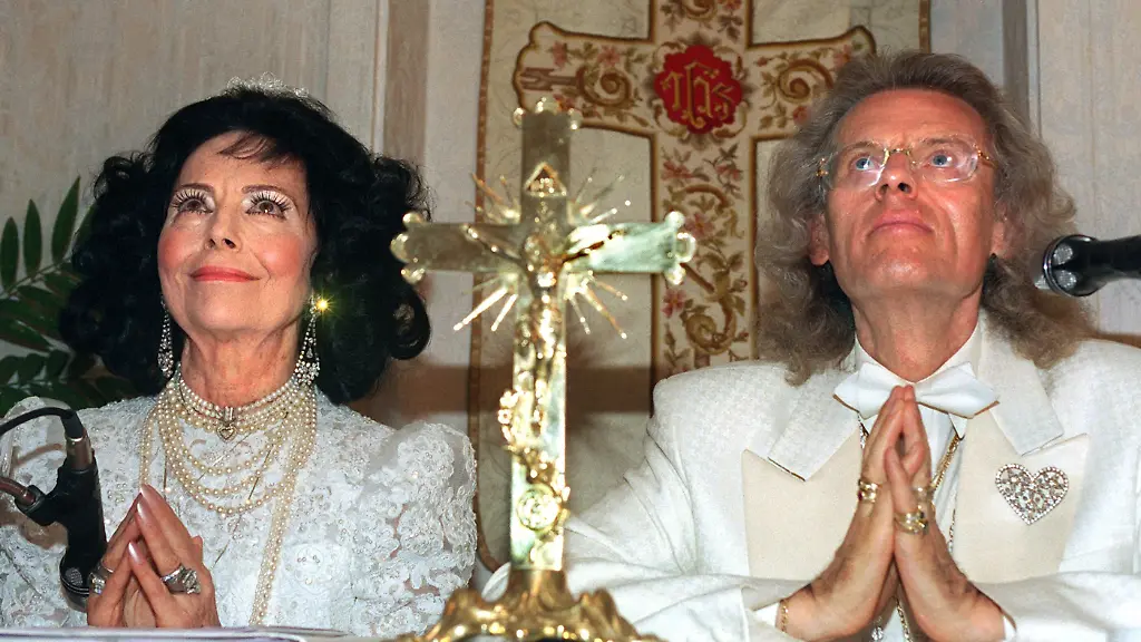 Die-Sektenchefin-von-Fiat-Lux-Uriella-mit-buergerlichem-Namen-Erika-Bertschinger-Eicke-l-und-ihr-Ehemann-der-Sprecher-der-Sekte-Icordo-Eberhard-Eicke-beten-am-Samstag-16-10-1999-bei-einem-Wahlauftritt-der-Sekte-in-ihrem-Heiligtum-in-Ibach-Lindau-Kr-Waldshut-fuer-einen-Wahlerfolg-ihrer-Kandidaten-bei-den-Gemeinderatswahlen-in-dem-Schwarzwaldort-am-Sonntag-24-10-1999-Icordo-ist-erster-Kandidat-von-Fiat-Lux