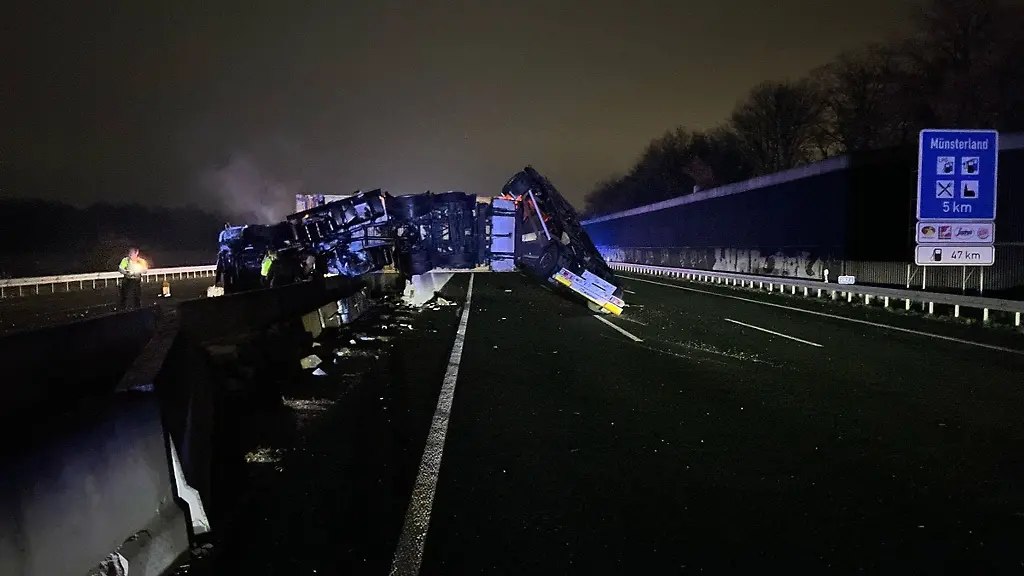 Ein-Kran-soll-den-Lkw-wieder-aufrichten