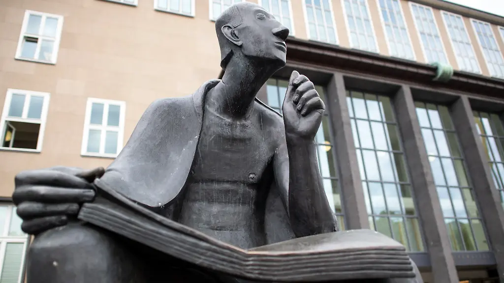 Das-Albertus-Magnus-Denkmal-steht-in-Koeln-vor-der-Universitaet