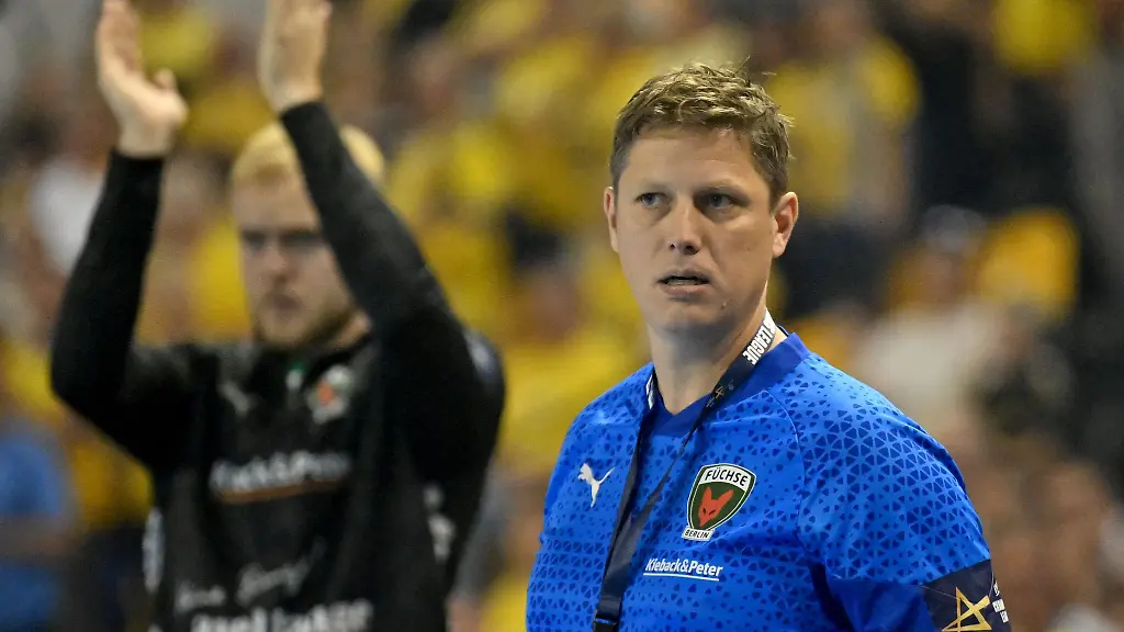 Fuechse-Trainer-Nicolej-Krickau-gehen-langsam-die-Rueckraumspieler-aus