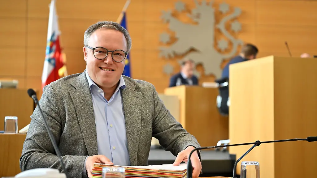 Thueringens-Ministerpraesident-Mario-Voigt-CDU-ist-froh-ueber-weniger-Unterrichtsausfall-im-Freistaat
