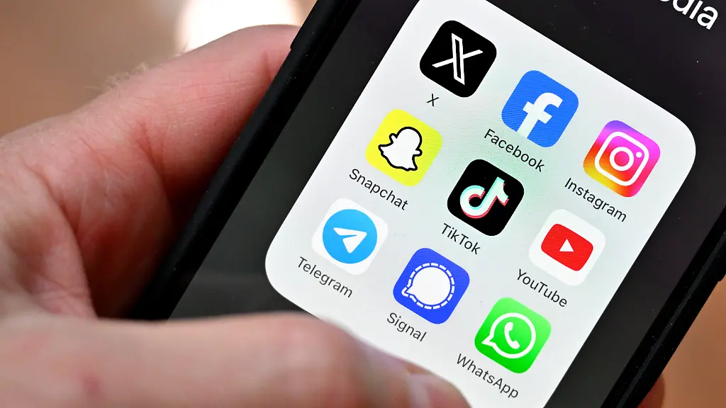 ABD0007-20250921-WIEN-OeSTERREICH-THEMENBILD-Illustration-zum-Thema-Social-Media-Soziale-Netzwerke-Social-Media-Plattformen-Apps-der-Social-Media-Plattformen-X-Facebook-Instagram-Snapchat-TikTok-YouTube-Telegram-Signal-und-WhatsApp-aufgenommen-am-Montag-08-September-2025