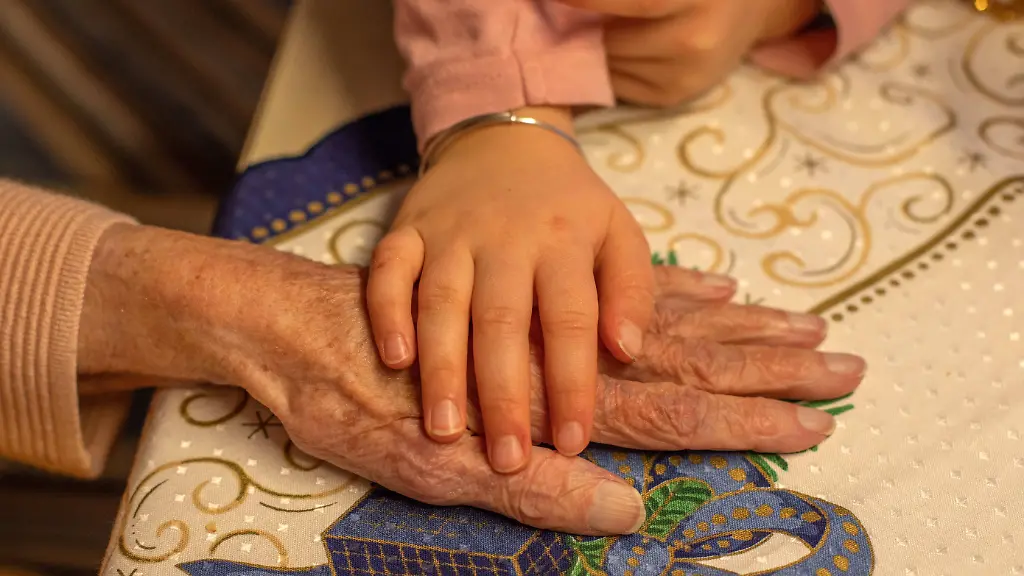 Muenchen-Deutschland-02-12-2025-Im-Bild-Symbolbild-fuer-Zusammenhalt-und-Naehe-zwischen-den-Generationen-Die-Hand-eines-Kindes-liegt-schuetzend-auf-der-Hand-einer-alten-Frau-Das-Motiv-steht-fuer-Fuersorge-Verbundenheit-und-Unterstuetzung-im-Alter
