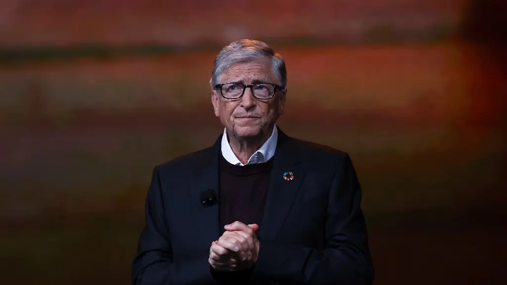 Bill-Gates-makes-opening-remarks-during-the-annual-Gates-Foundation-s-Goalkeepers-Summit-in-Manhattan-New-York-City-U-S-September-22-2025
