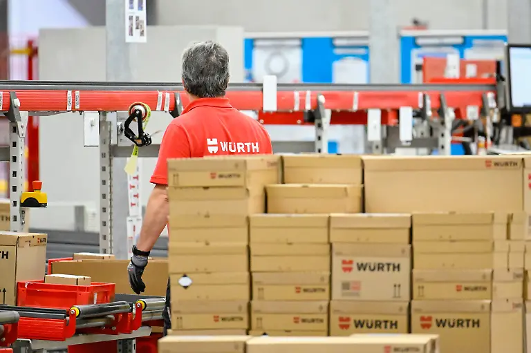 Ein-Mitarbeiter-steht-im-Logistikzentrum-des-Unternehmens-Wuerth-anlaesslich-des-75-Arbeitsjubilaeums-von-Unternehmer-Reinhold-Wuerth