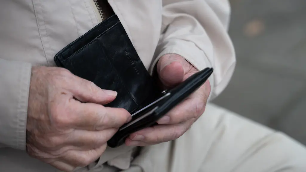 Ein-Rentner-haelt-sein-Portemonnaie-in-der-Hand