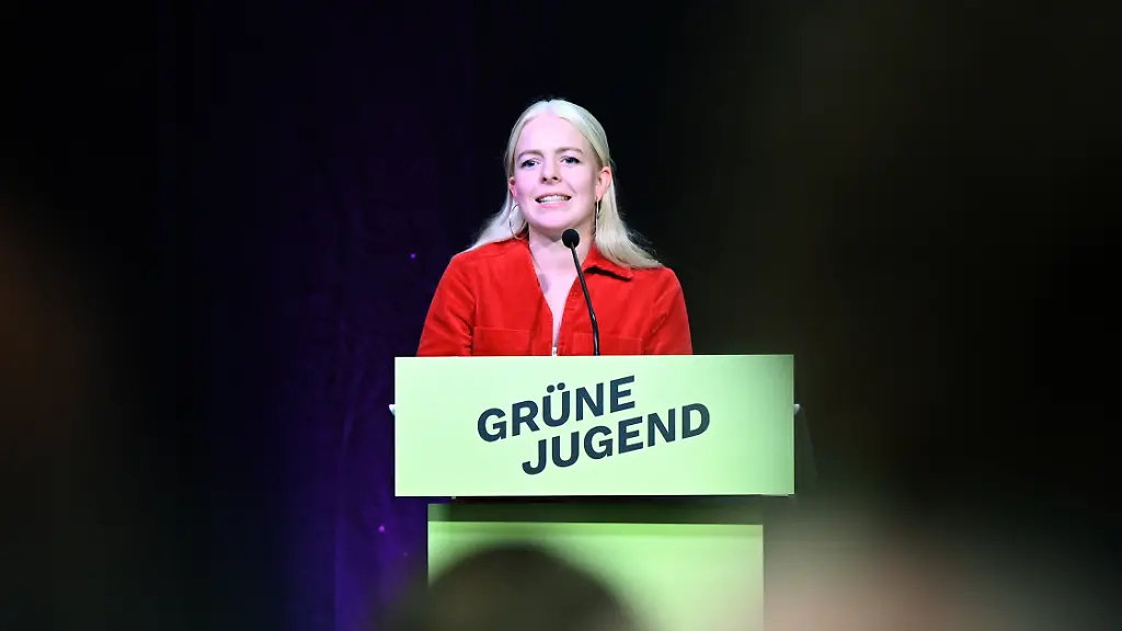 Jette-Nietzard-haelt-eine-Rede-bei-ihrem-Abschied-aus-dem-Bundesvorstand-der-Gruenen-Jugend