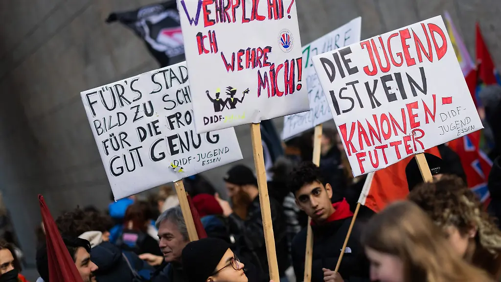 Sollten-sich-nicht-genug-Freiwillige-fuer-die-Bundeswehr-finden-koennte-der-Bundestag-ueber-eine-Bedarfswehrpflicht-entscheiden-Dabei-koennte-ein-Zufallsverfahren-zur-Auswahl-genutzt-werden