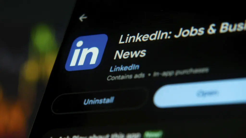 LinkedIn-App-Seite-im-Play-Store-mit-blauem-Symbol-und-Schwerpunkt-auf-Unternehmensnetzwerken