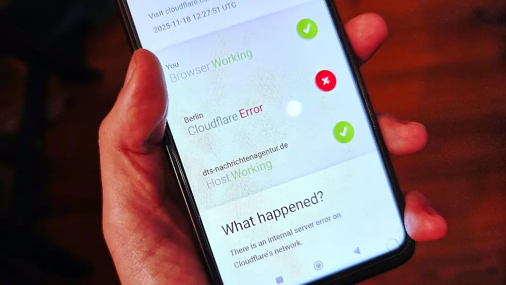 Deutschland-Ein-Nutzer-sieht-auf-dem-Smartphone-eine-Stoerungsmeldung-von-Cloudflare