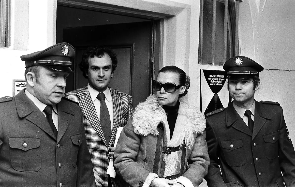 HAFTBEFEHL-GEGEN-INGRID-VAN-BERGEN-Ingrid-van-Bergen-45-wurde-am-Freitag-04-Febr-1977-in-Muenchen-dem-Haftrichter-vorgefuehrt-der-gegen-sie-den-Haftbefehl-wegen-dringenden-Verdachts-des-Totschlags-verhaengte-Sie-hat-nach-Angaben-der-Polizei-in-der-Nacht-zum-Donnerstag-ihren-Freund-Klaus-Knaths-erschossen