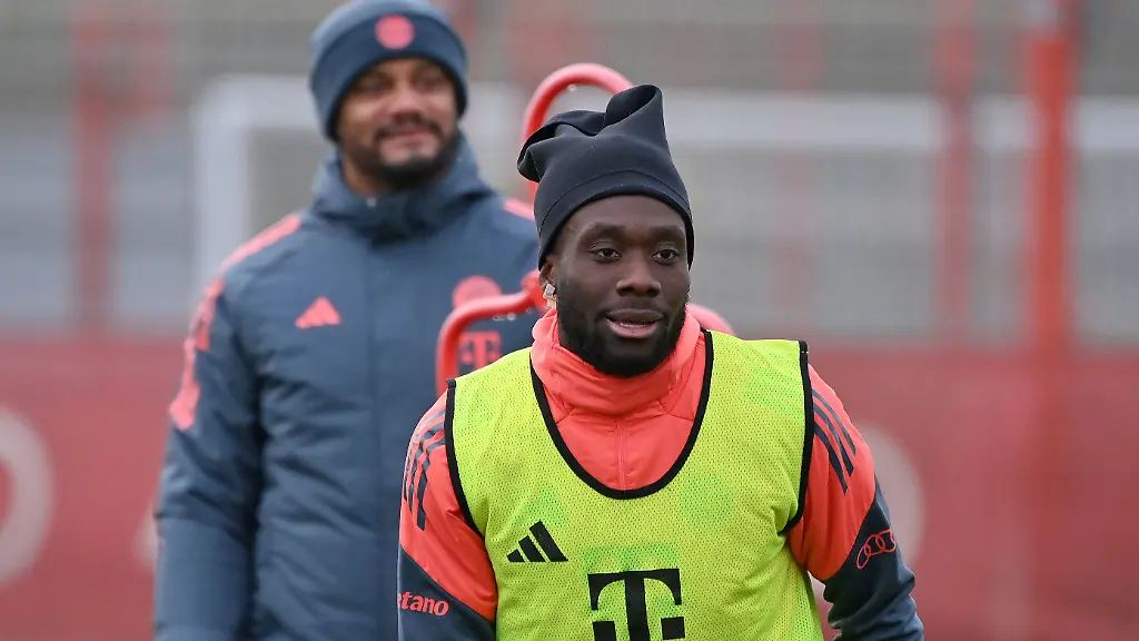Alphonso-DAVIES-Bayern-Muenchen-hi-Trainer-Vincent-KOMPANY-Bayern-Muenchen-Oeffentliches-Training-FC-Bayern-Muenchen-auf-dem-Trainingsgelaende-an-der-Saebener-Strasse-am-20-11-2025-Fussball-1-Bundesliga-Saison-2025-2026