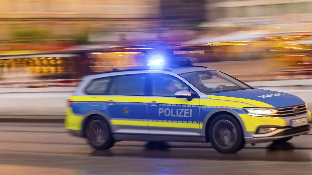 Ein-Polizeiauto-auf-einer-Einsatzfahrt-auf-der-Wilsdruffer-Strasse-am-Altmarkt-mit-Blaulicht-Dresden-Sachsen-Deutschland